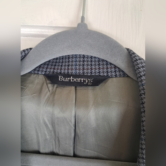 Burberry Gray Blazer with Classic Notched Lapel and Sophisticated Texture - Picture 2 of 16